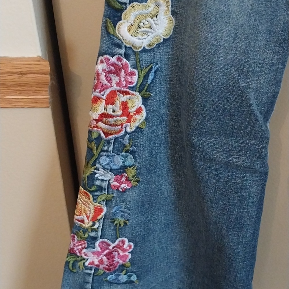 Super Cute Floral Flare Jeans. Size 4 - Picture 3 of 13